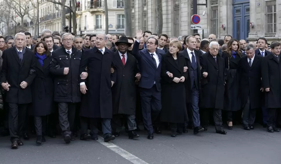 UNIDOS. Líderes de todo el mundo en la manifestación en París y otras ciudades de Francia. En la Plaza de la República estuvieron entre otros, junto a Hollande, la alemana Merkel, el palestino Abbas, el español Rajoy  y el israelí, Netanyahu  fotos reuters 