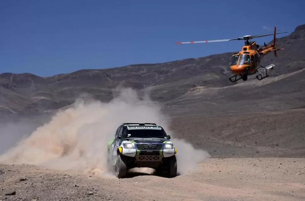 SE DIO EL GUSTO. El saudí Al Rajhi le dio a Toyota su primera victoria en el Dakar 2015. FOTOS DE REUTERS Y DEL TWITTER DE @diezbo