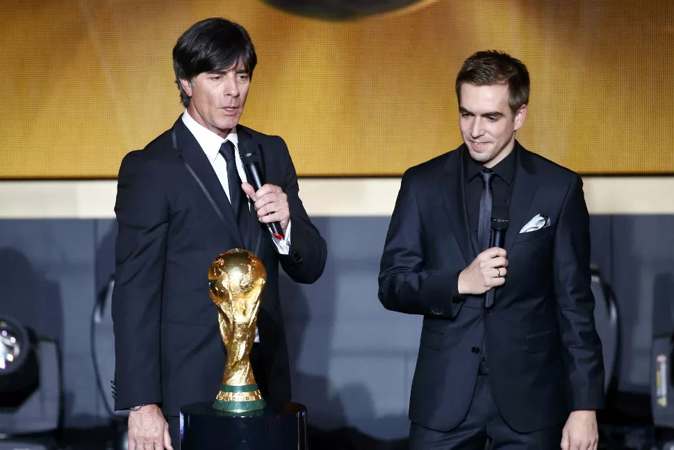 CON SU CAPITÁN. Löw recibe el premio al mejor DT del año de la mano de Philipp Lahm, quien fuera su conductor y mandamás de la zaga alemana en Brasil 2014. RTEUTERS