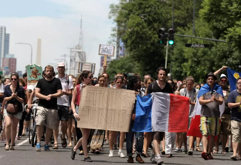 RETIRO. Numerosas personas acompañaron la protesta en Buenos Aires. dyn 