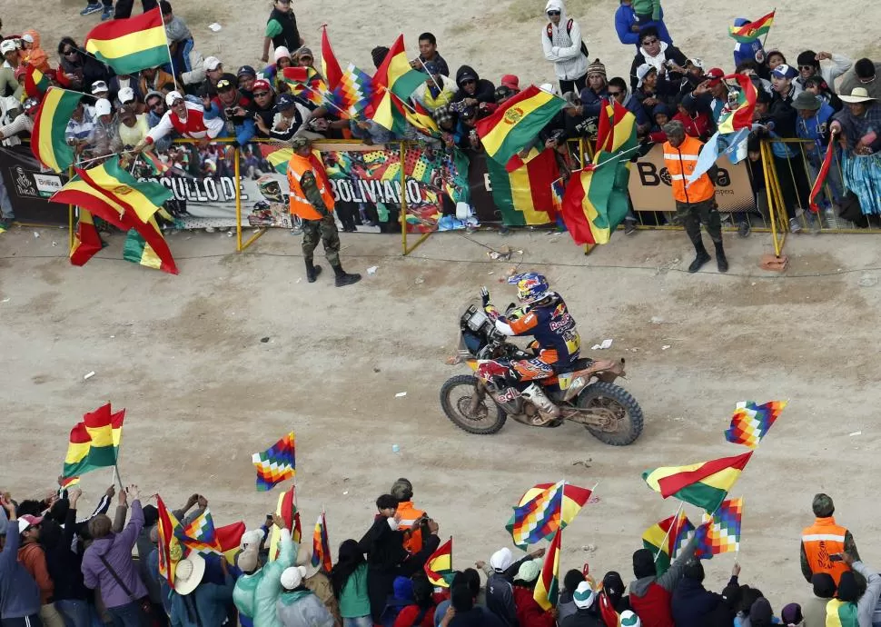 SE LE C0MPLICA. Barreda Bort se cayó ayer y rompió el manillar de la moto. reuters