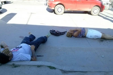 Iban a trabajar, protagonizaron un accidente y cayeron de la moto