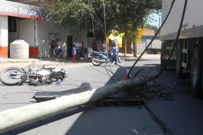 Iban en moto y les cayó un poste de teléfono encima