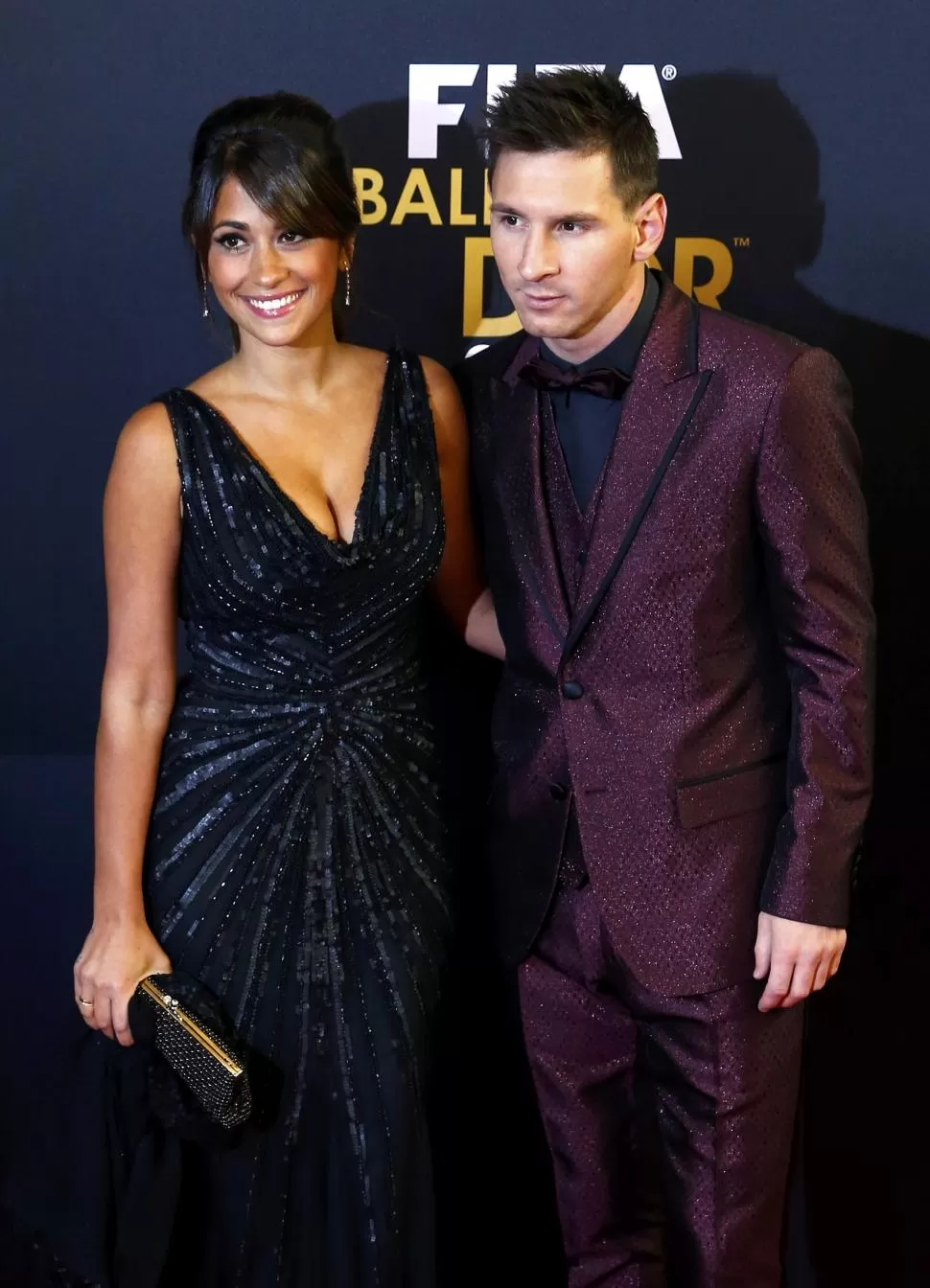 CON ANTONELLA. Messi lució un traje vinotinto de Dolce & Gabbana y un chaleco del mismo color. Todos hablan de su look. REUTERS