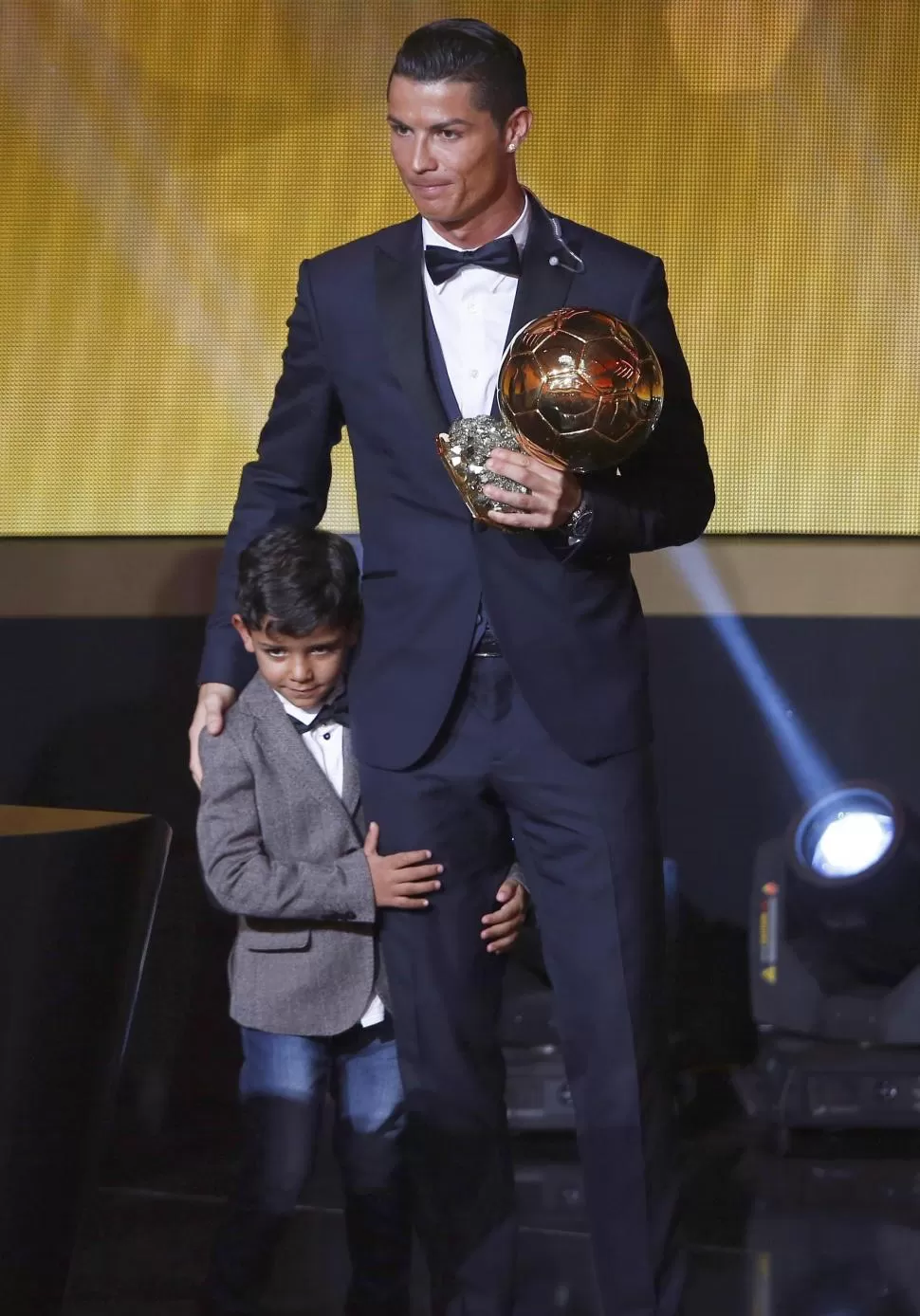 FESTEJÓ ACOMPAÑADO. Cristiano hizo subir a su hijo luego de recibir el premio. reuters