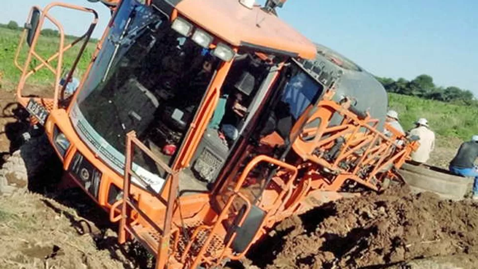 COLAPSADOS. Los suelos se hunden ante la gran cantidad de humedad. FOTO DE ELLIBERAL.COM.AR