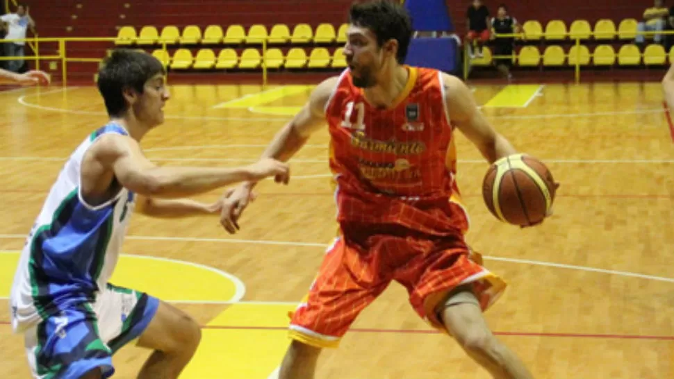 BUENOS NÚMEROS. Patrici Aranda redondeó una buena tarea en el triunfo de Sarmiento en Sáenz Peña.
FOTO TOMADA DE www.sportchaco.com.ar