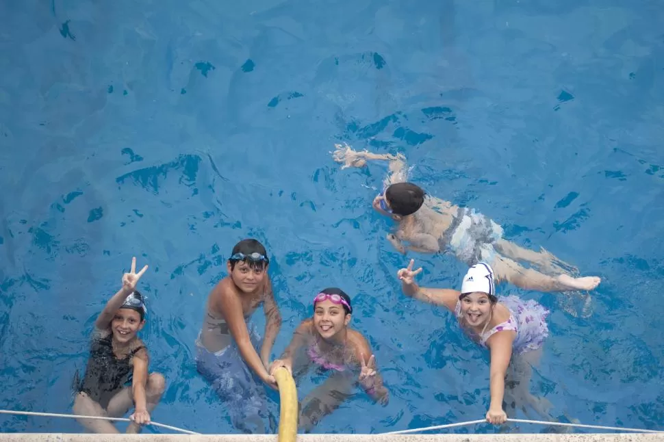 COMPLEJO LEDESMA. En la pileta municipal podés mandar a tus chicos a la colonia de vacaciones (foto), o tenés la posibilidad de pasar el día con tu familia y amigos, o podés aprender a nadar en ese enorme espacio celeste. la gaceta / fotos de diego aráoz