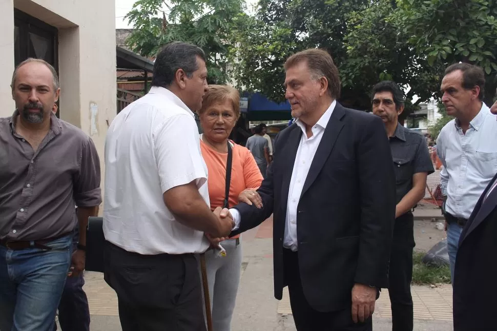 CERCA DE LA TERMINAL. Ayer, Amaya habló con vecinos de la Capital. Ya habría acordado los sueldos con el PE. Prensa MunicIPALIDAD SAN MIGUEL DE TUCUMÁN