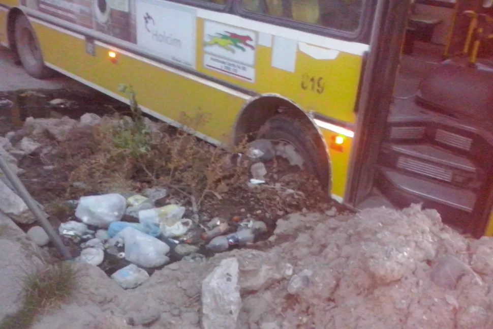 Un colectivo de la Línea 10 quedó atascado en una obra inconclusa