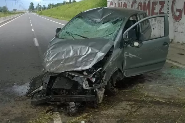 Un auto embistió a una moto, perdió el control y colisionó con un puente