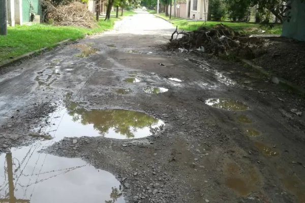 Por un caño roto, una arteria se volvió intransitable en Yerba Buena