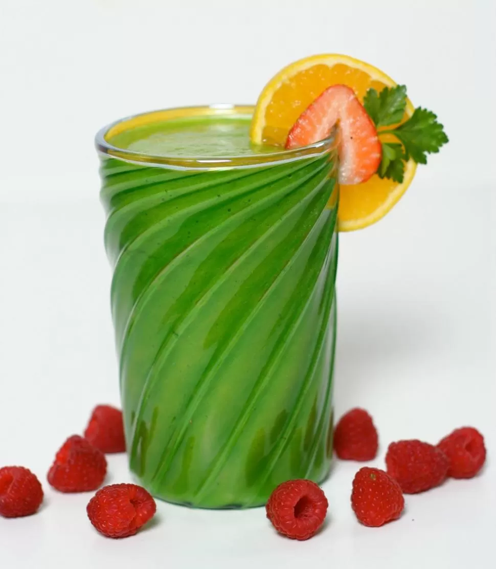 ENERGÉTICO. Los licuados pueden combinar frutas y verduras. mibolsomilsombrasmasunabarradelabios.blogspot.com