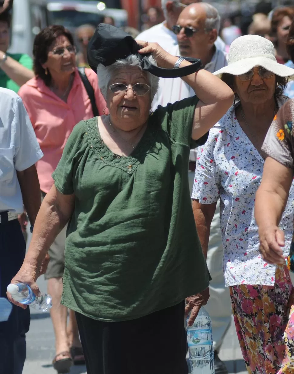 PROTECCIÓN A TODA COSTA. Si no hay más remedio que salir a la calle, cubra su cabeza y tome mucha agua. la gaceta / foto de JUAN PABLO SANCHEZ NOLI (archivo)