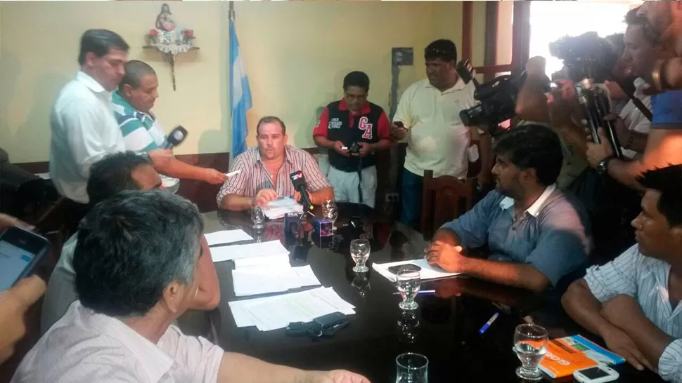 AGRESIONES. Los concejales se retiraron custodiados por la Infantería.  