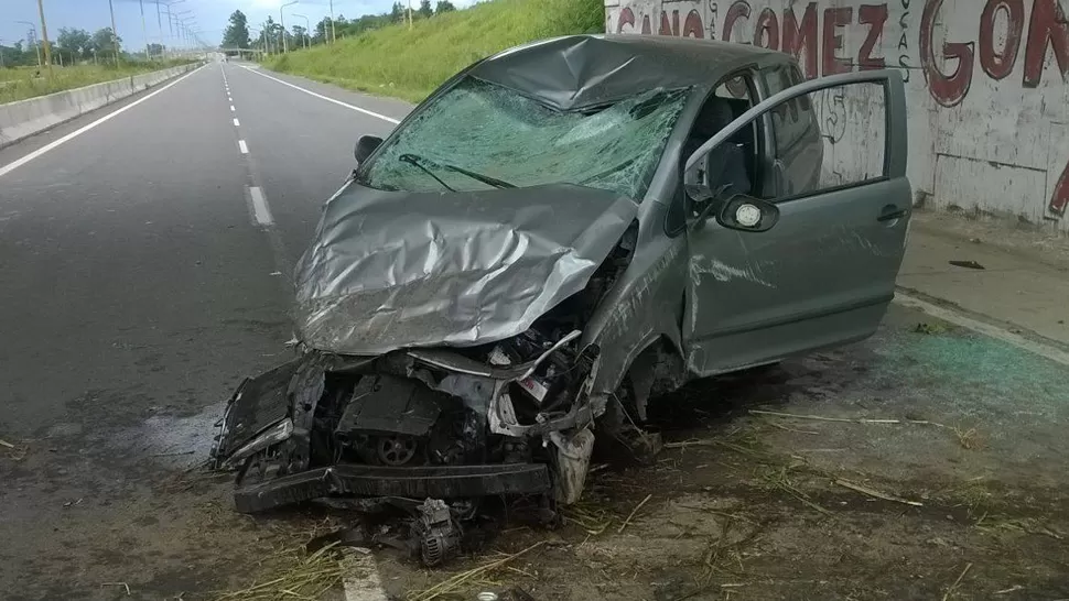 Un auto embistió a una moto, perdió el control y colisionó con un puente