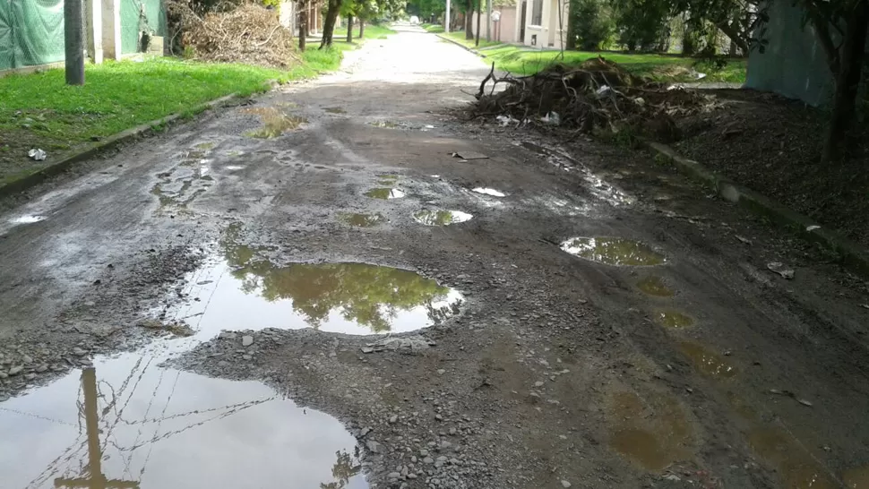 Por un caño roto, una arteria se volvió intransitable en Yerba Buena