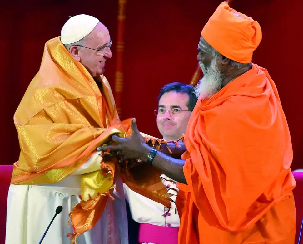 REGALO. Francisco recibe una túnica azafrán de Ndu-Kurukkal SivaSri. reuters