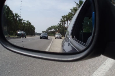 Por esto hay que mirar antes de salir del vehículo