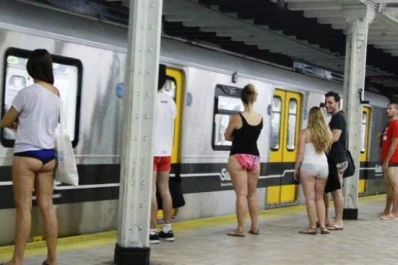 Sin pantalones en el subte porteño