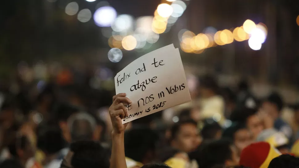 BIENVENIDA. Una multitud llenó las calles de Manila para la llegada del Papa. REUTERS