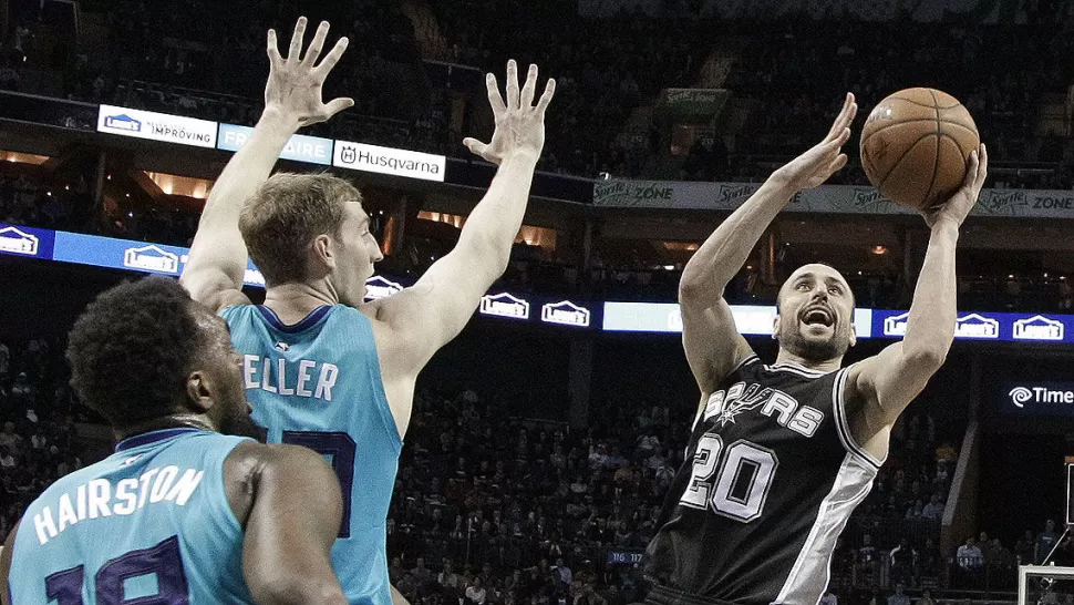 CADA VEZ MÁS GRANDE. Manu sigue agrandando la leyenda. Anoche fue imparable para los Hornets.
FOTO TOMADA DE MUNDOLAVOZ.COM.AR