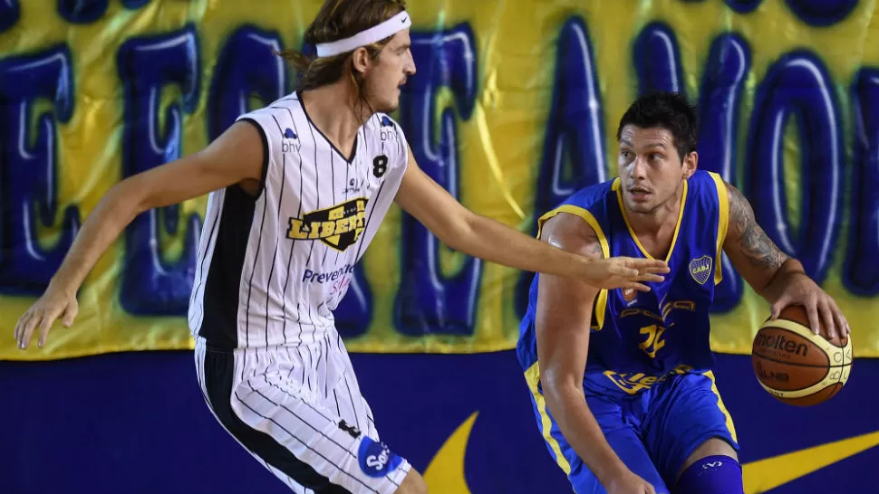 ENCENDIDO. Isaac Sosa en la ofensiva, marcado por Jiri Hubalek.
FOTO DE PRENSA LNB