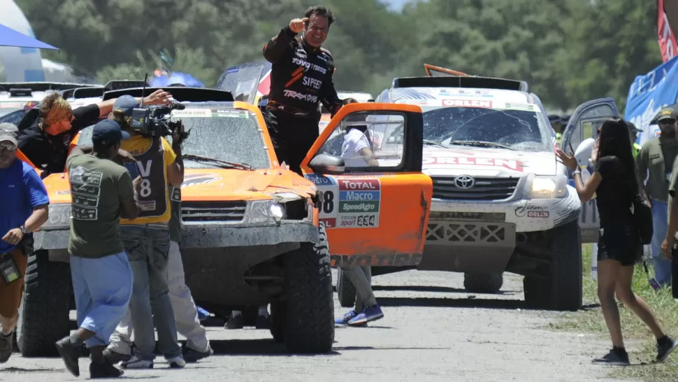 AHI VOY! Robby Gordon accede al pedido del público y les avisa que va a pasar por el charco para mojar a la gente. Se ve al camaógrafo todavía seco. FOTO DE JUAN PABLO SANCHEZ NOLI / LA GACETA