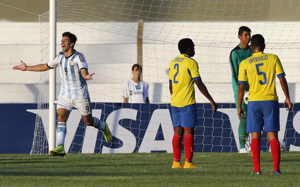 GRITÓ POR DOS. Giovanni Simeone festeja uno de sus goles. La Selección mostró un interesante poder ofensivo. REUTERS