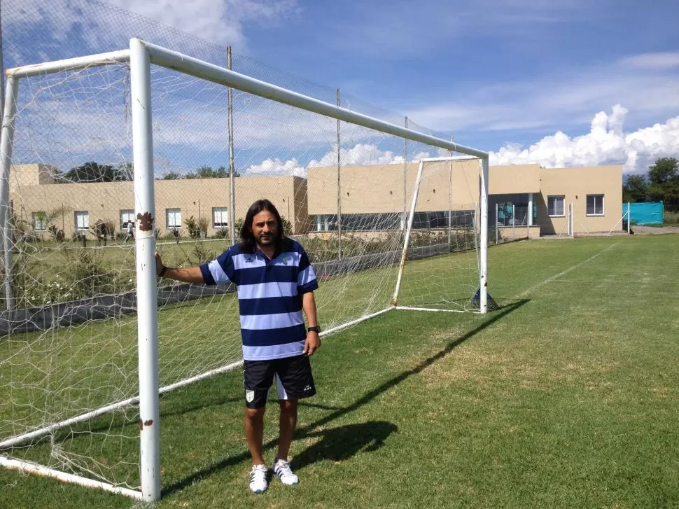 FELIZ. Vallejo posa en uno de los arcos del predio del hotel de la Liga Salteña. Llegó para aportar su granito de arena a un plantel que piensa en el ascenso, una vez más. FOTO DE Sebastián Domínguez