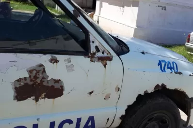 En Los Ralos, deben empujar el patrullero para que arranque