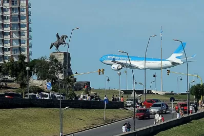 Un avión de Aerolíneas sobrevoló a baja altura las playas de Mar del Plata