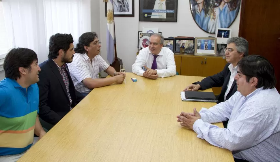 CHARLA. El secretario de Obras Públicas prometió fondos a los universitarios. prensa secretaría de obras públicas de la nación