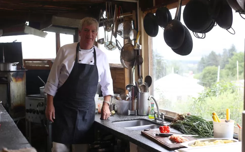 ENTRE LO GOURMET Y LO REGIONAL. Marcos Gerónimo en su cocina del restaurante ubicado en La Quebradita. LA GACETA/ FOTO de ÁLVARO MEDINA