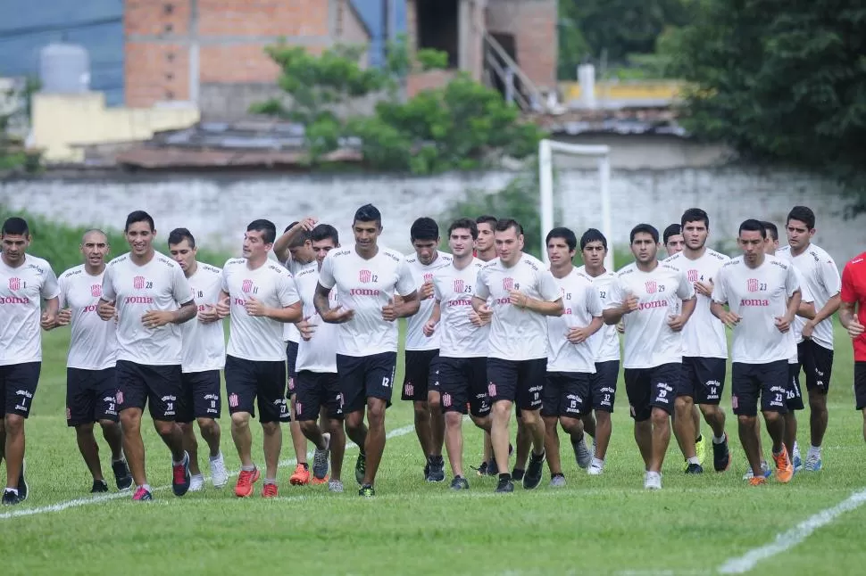 AGOBIANTE. Bajo un sol abrasador, el remozado plantel de San Martín regresó a las prácticas. Rivero, Chacana, Serrano, Carrera, “Maxi” y Gonzalo Rodríguez son los únicos sobrevivientes de la temporada 2014.  LA GACETA / FOTOS DE ANALÍA JARAMILLO