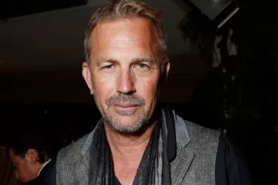 Kevin Costner cumple 60 años, sin mella en su seducción