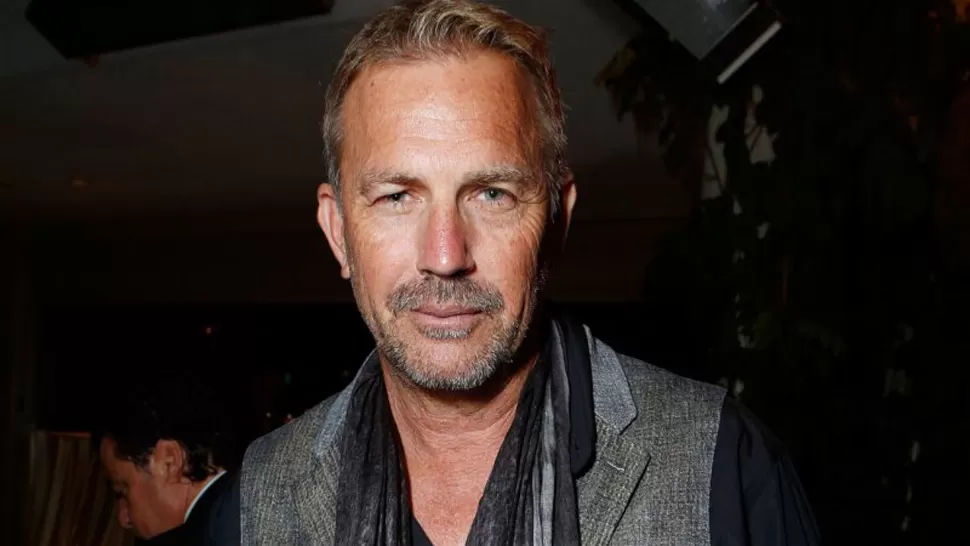 Kevin Costner cumple 60 años, sin mella en su seducción