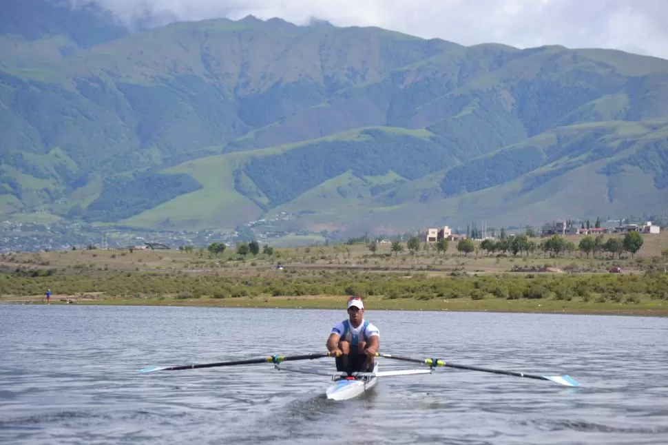 OBJETIVOS. El paisaje tafinisto despertó el entusiasmo del seleccionado nacional, que tiene varias metas para 2015: los Panamericanos de Toronto, una regata en Alemania, otra en Italia y el Mundial de Francia. foto de MARÍA VICTORIA MAZA