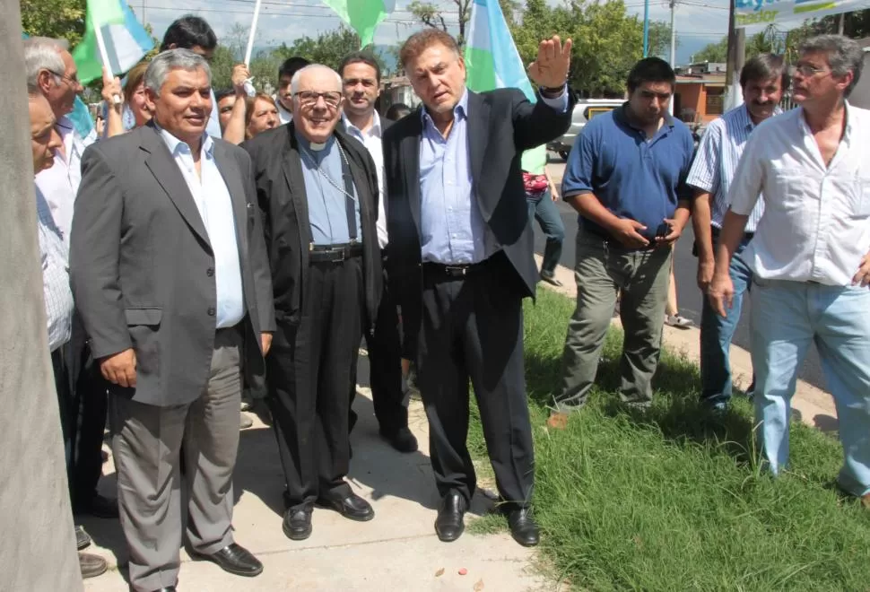 RECORRIDO. Amaya (derecha), monseñor Villalba (centro) y el legislador Toscano caminaron juntos ayer. prensa municipalidad de san miguel de tucumán