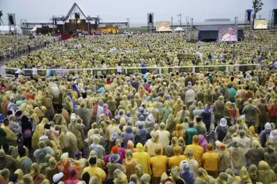 El Papa desafió una tormenta en Filipinas y dio consuelo a las víctimas del peor tifón de la historia