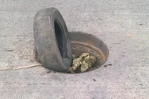 Desapareció una tapa de desagüe pluvial en la alfredo Guzmán al 100
