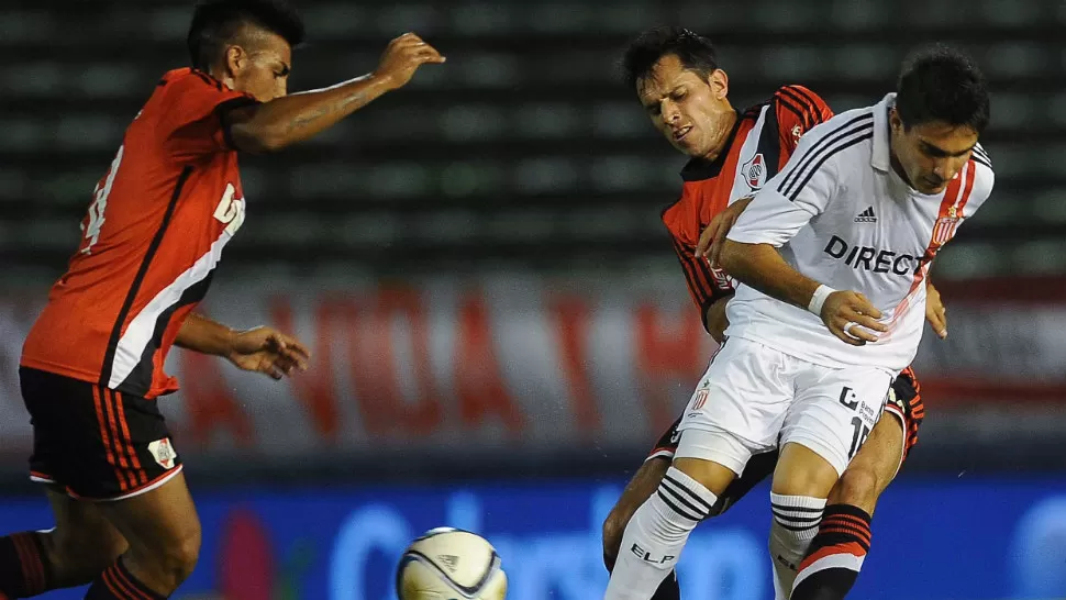 SIN VENTAJAS. River y Estudiantes empatan 0 a 0 al finald el primer tiempo en Mar del Plata. TELAM