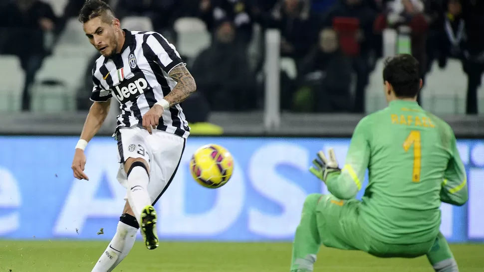 GOL TUCUMANO. Roberto Pereyra anota en la victoria de Juventus, donde Carlos Tevez también se hizo presente en el marcador con dos goles. REUTERS