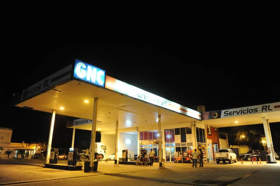 POCA ACTIVIDAD. La estación de servicio ubicada a la vera de la ruta 157 queda vacía a medida que avanza la noche.  LA GACETA / FOTOS DE HÉCTOR PERALTA