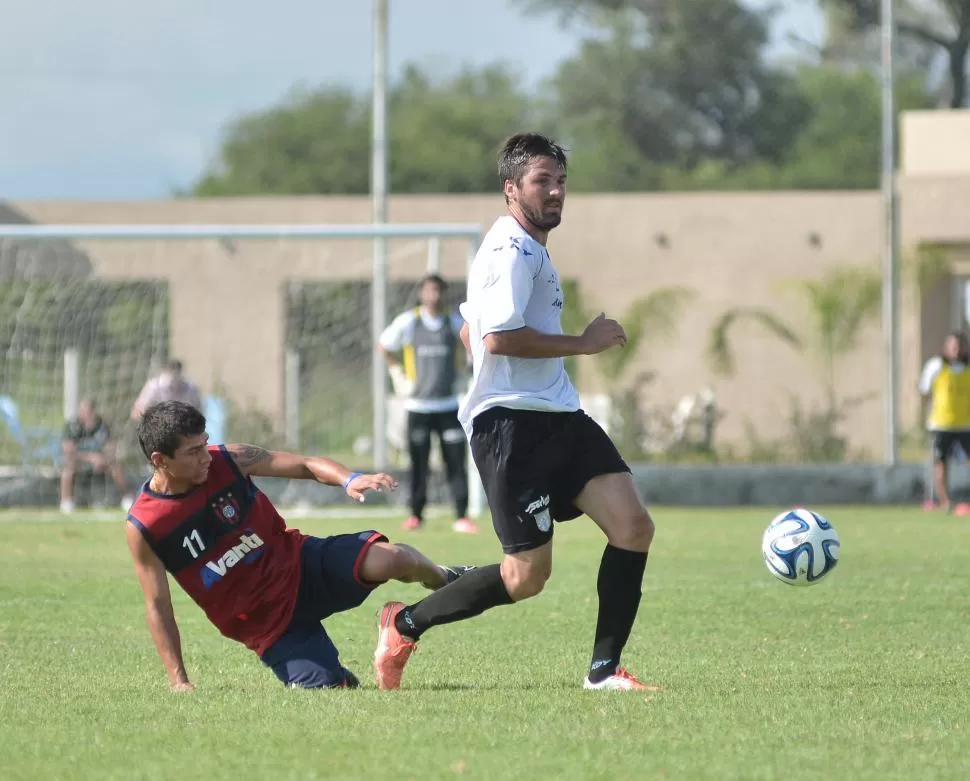 PELIGROSO. Menéndez, el goleador de la temporada pasada, se mostró activo con el balón y complicó a la zaga salteña. LA GACETA SALTA / FOTOS DE CARLOS VERGARA