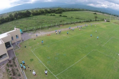 El plantel de Atlético está lejos de todo en Salta