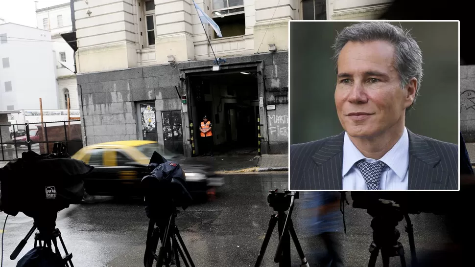 MORGUE JUDICIAL. La autopsia al cuerpo de Nisman finalizó después del mediodía. Fue hallado anoche en un charco de sangre en el baño de su casa. DYN