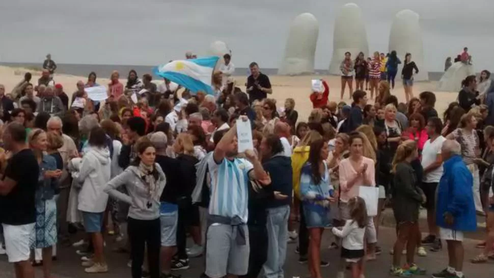 EN URUGUAY. En Punta del Este también se hicieron sentir las marchas y los cacerolazos. FOTOS TOMADAS DE TWITTER