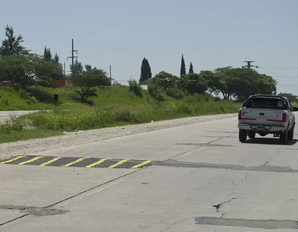 IMPROVISADOS. En lugar de reparar los levantamientos en el pavimento, han sido pintados con pintura amarilla para advertir a los conductores. Los falsos “lomos de burro” obligan a manejar en zig-zag. la gaceta / fotos de Jorge olmos sgrosso