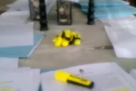 La última foto tomada por Nisman muestra su escritorio con material de trabajo